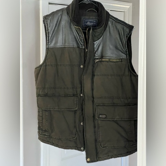 Men's Bass Quilted Vest - Picture 2 of 9
